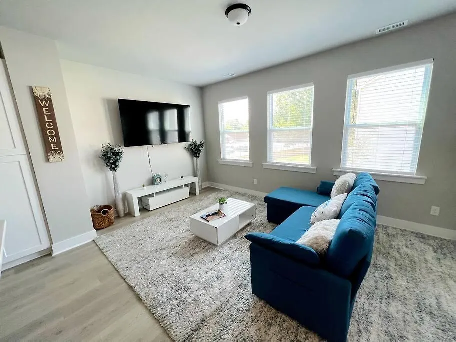 Brand New Build 10 Min- Uptown Villa Charlotte Holiday home