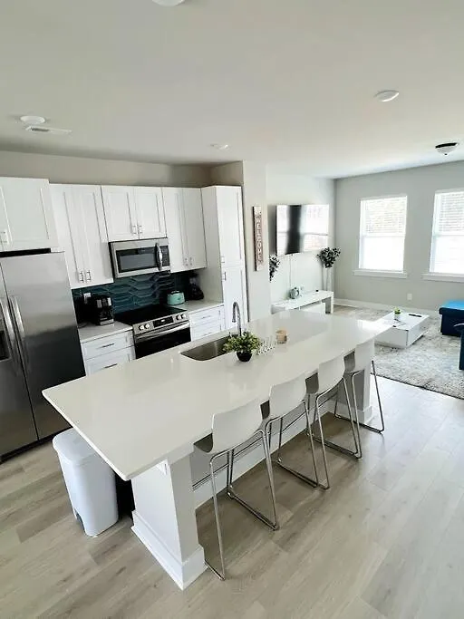 Brand New Build 10 Min- Uptown Villa Charlotte Holiday home