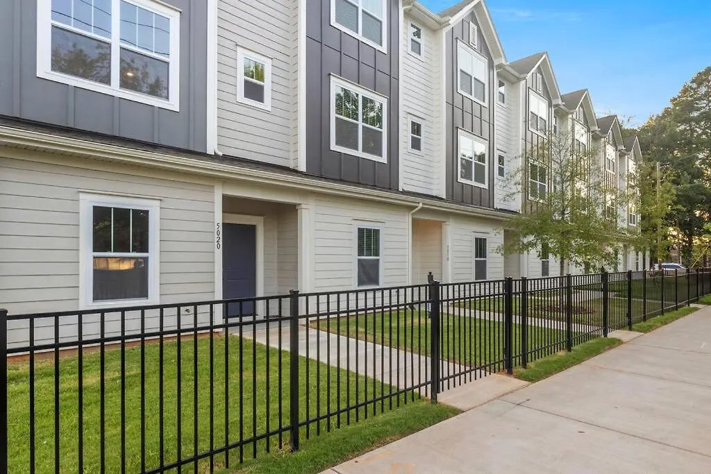 Brand New Build 10 Min- Uptown Villa Charlotte 0*,  United States