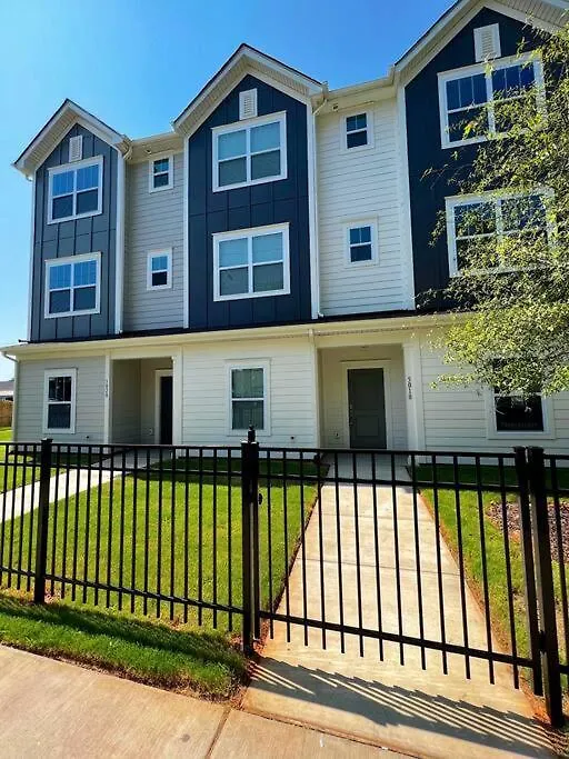 Brand New Build 10 Min- Uptown Villa Charlotte Holiday home